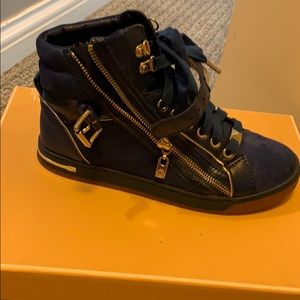 Leather tennis shoes